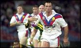 Ben Kennedy tries to chase down Paul Sculthorpe.