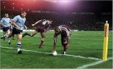 Timana Tahu is forced to watch Loto Tuqiri go over.