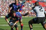 Kurt Gidley about to throw the pass of the year ...