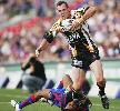 Pat Richards gets away from Milton Thaiday.