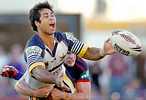 Matt Sing throws an offload away.