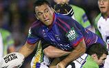 Craig Smith about to offload.